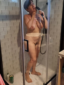 UK naked lady in shower easy porn pics