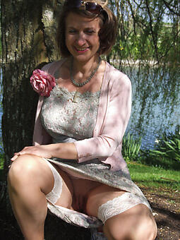 natural hot mom upskirt